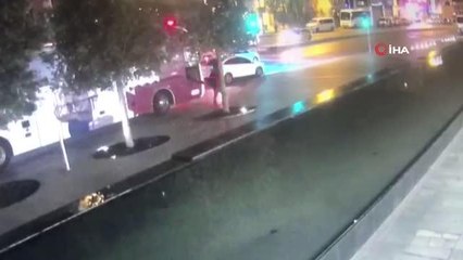Son dakika: Beyoğlu'nda trafik ışıklarında silahlı saldırı kamerada