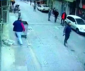 Mersin'de bir kişinin yaralandığı silahlı kavga kamerada