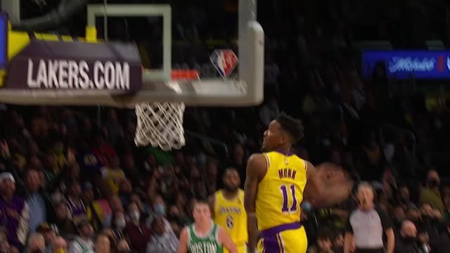 LeBron tees up Monk for slick showtime windmill