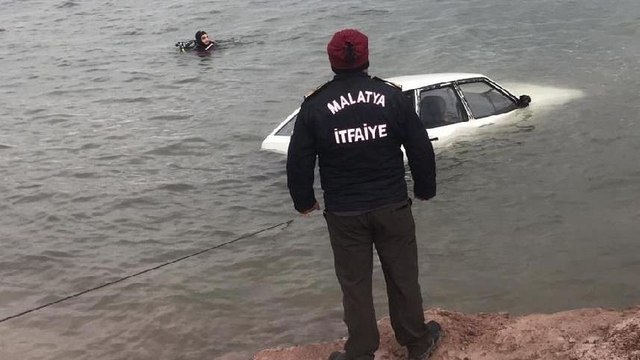 El freni çekilmeyen otomobil baraja uçtu