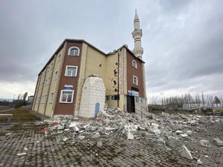 SİVAS'TA KUVVETLİ RÜZGARDA CAMİNİN MİNARESİ YIKILDI