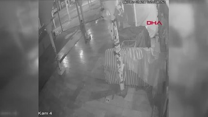 KAPALI MAĞAZA ÖNÜNDE 3 SAAT AYAKKABILARA BAKTI