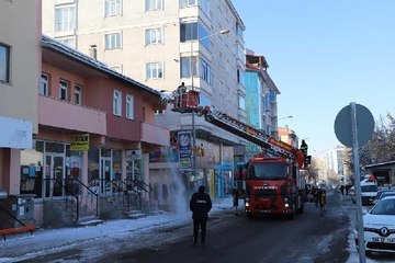 ARDAHAN'DA BUZ KIRMA TİMİ İŞ BAŞINDA