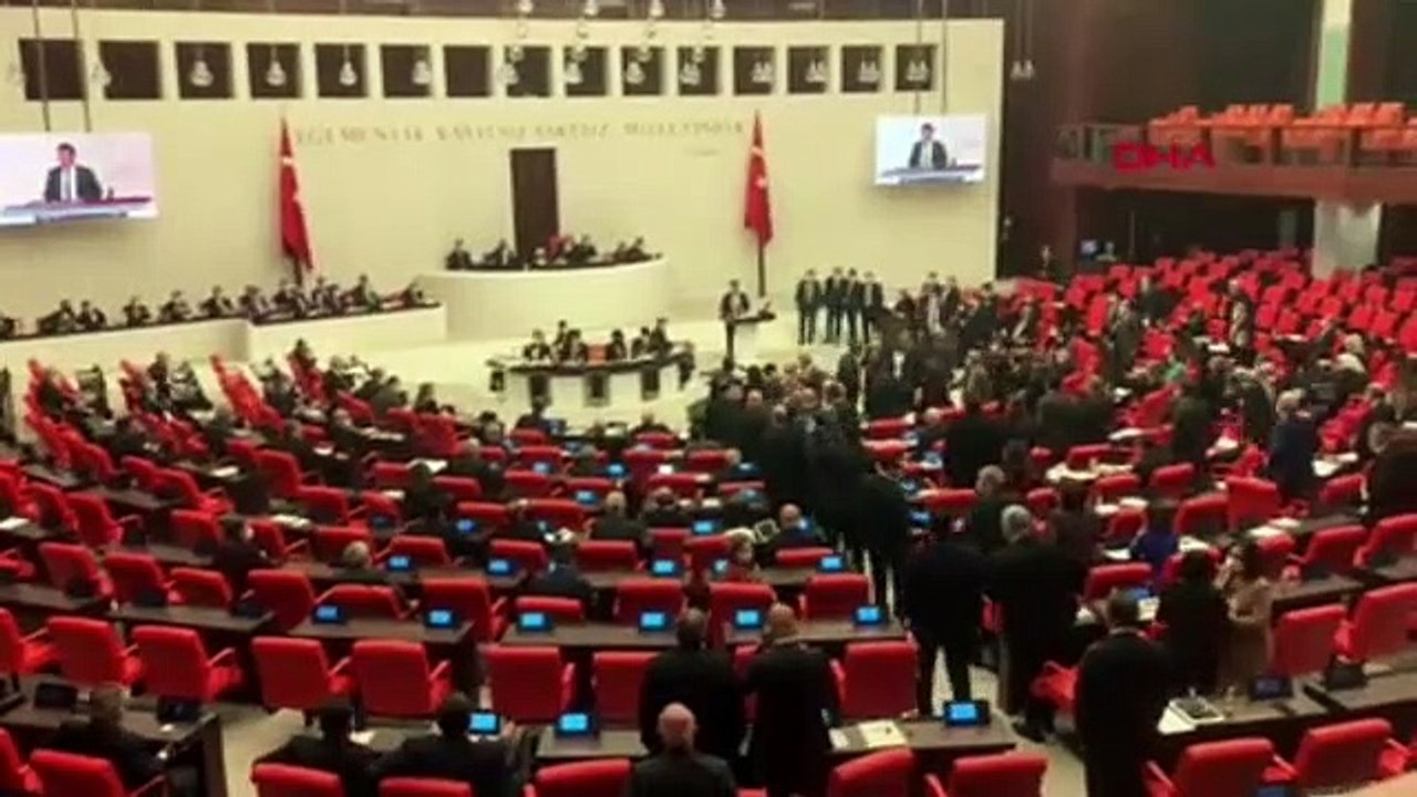 Meclis'te olay! Yumruk yumruğa birbirlerine girdiler