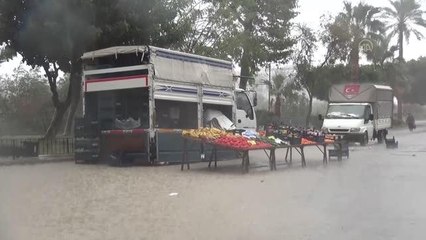 Silifke'de sağanak nedeniyle ev ve iş yerleri su altında kaldı
