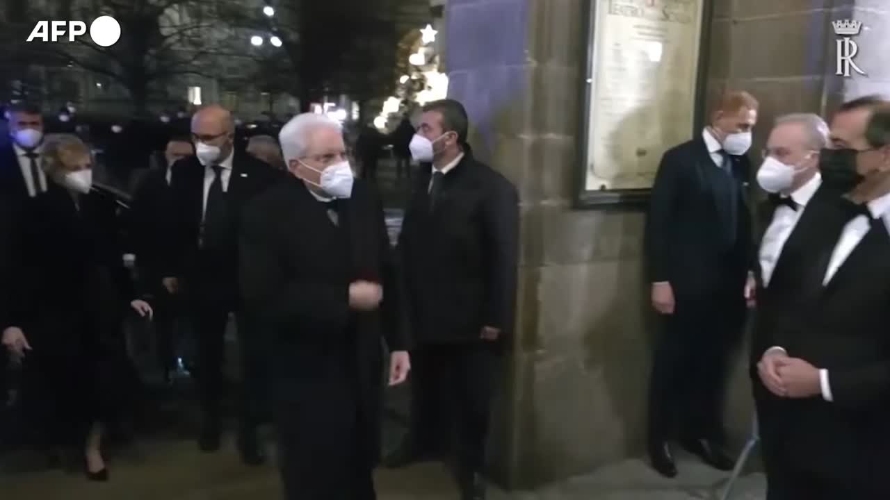 La prima alla Scala con il tributo a Mattarella