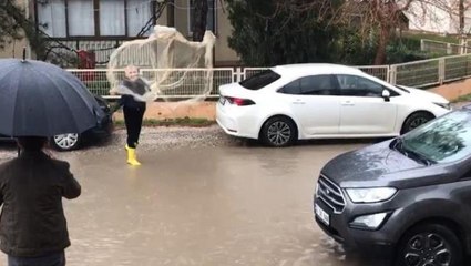 Vatandaştan ilginç tepki! Göle dönen yola ağ atıp balık tutmaya çalıştı