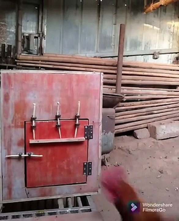 Un coq intelligent libère une poule enfermée dans une boite