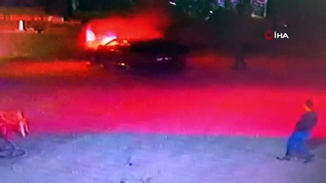 Sürücü alev alan araçtan son anda böyle kurtuldu