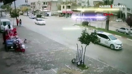 Osmaniye'de öğrenciler üzerlerine savrulan otomobillerden kıl payı kurtuldu! O anlar kamerada