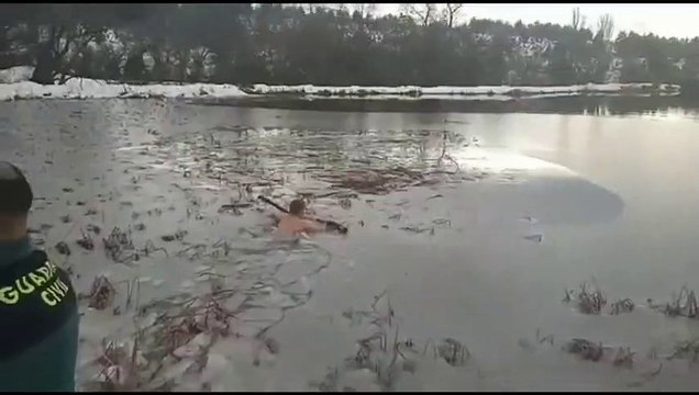 Dos guardias civiles se meten en un lago helado de Canfranc para salvar a un perro