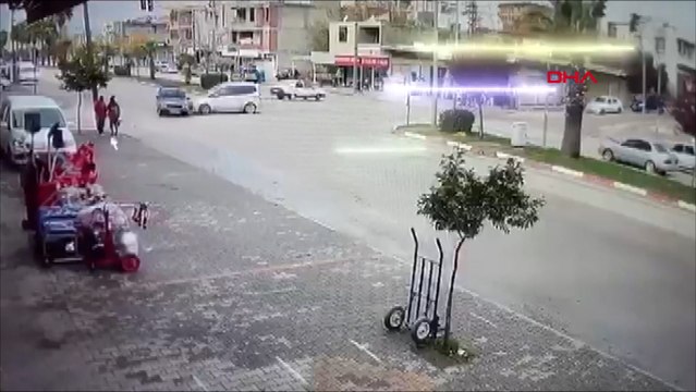 İki öğrenci kazadan kıl payı kurtuldu