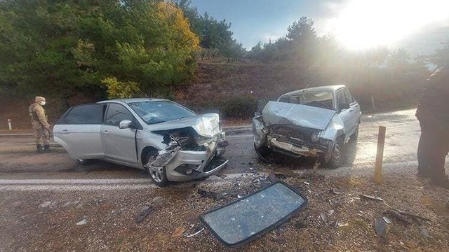 İki otomobil kafa kafaya çarpıştı: 1 ölü, 2 yaralı