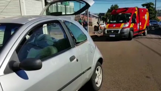Carro e moto batem em cruzamento com semáforo e jovem sofre fratura na perna