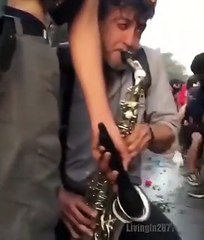 Un musicien met l'ambiance pendant des émeutes (Chili)