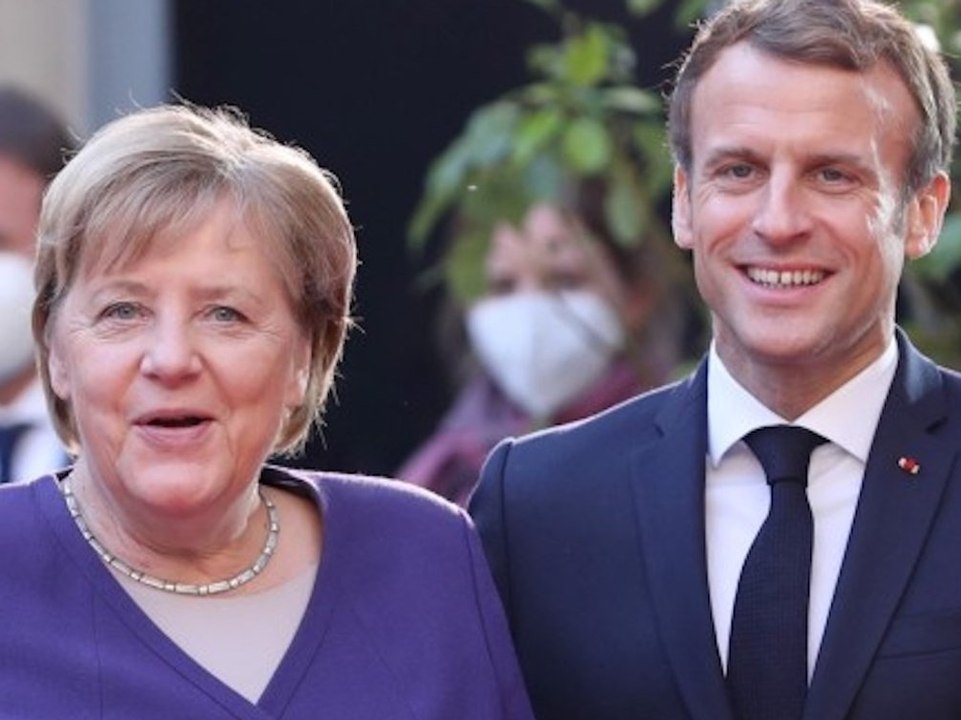 Per Video: So emotional verabschiedet sich Macron von Merkel