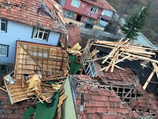 Samsun'da fırtına çatıları uçurdu