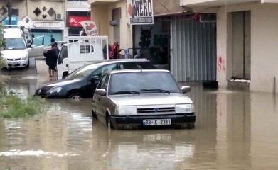 MERSİN'DE ŞİDDETLİ YAĞIŞ HAYATI OLUMSUZ ETKİLEDİ