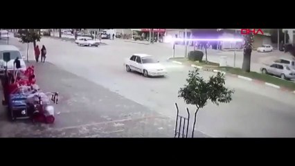 Kaldırımda servis bekleyen öğrenciler kazadan kıl payı kurtuldu
