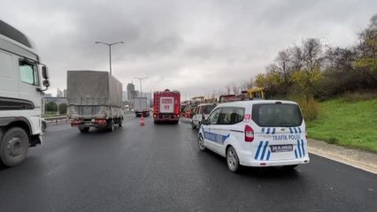 Park halindeki iş makinelerine çarpan kamyonetin sürücüsü yaralandı