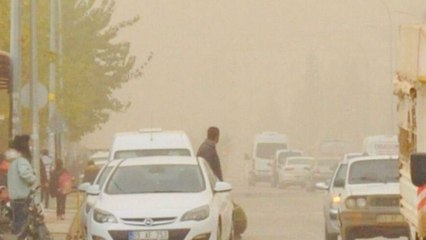 Video herunterladen: Suriye'den bu kez toz bulutu geldi, göz gözü görmedi