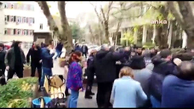 Ankara Üniversitesi'nde ekonomik kriz forumuna saldırı; polis, biber gazıyla müdahale etti