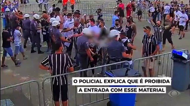 A pequena menina, de 8 anos, teve o cartaz rasgado pela PM no jogo do Corinthians... Que absurdo é esse? Cadê a preparação? Vergonha hein...#OsDonosdaBola