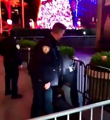 New York'ta Noel ağacı ateşe verildi