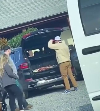 Cet idiot accroche son sapin sur le toit de la voiture mais a oublié un petit détail