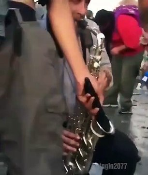 Un musicien met l'ambiance pendant des émeutes au Chili