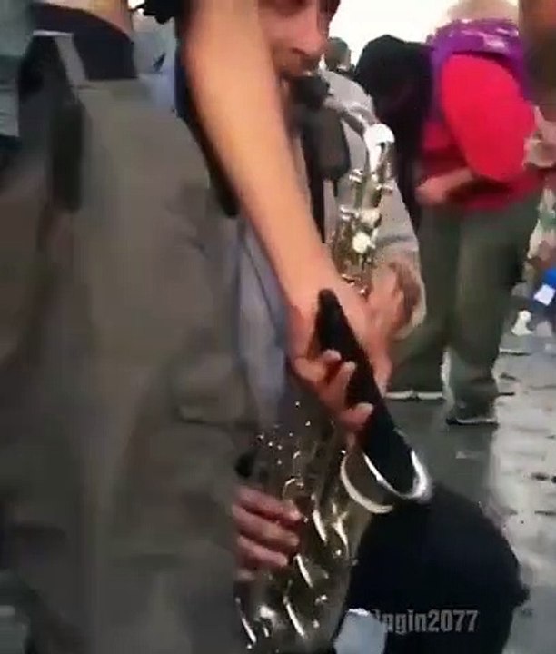 Un musicien met l'ambiance pendant des émeutes au Chili