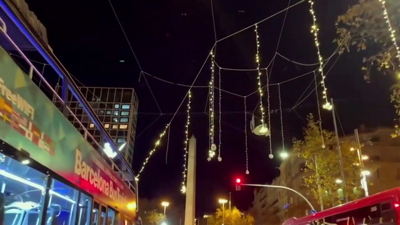 Un bus turístico se lleva por delante las luces...