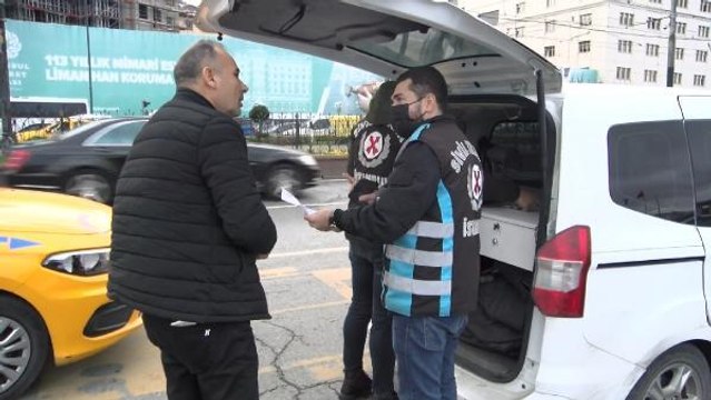 EMİNÖNÜ'NDE TAKSİ DENETİMİ: EMNİYET KEMERİ TAKMAYAN SÜRÜCÜ SUÇU FABRİKAYA ATTI