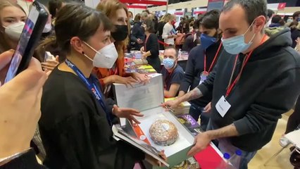 Zerocalcare riceve il Pacco alla Camorra a "Piu' libri, piu' liberi"
