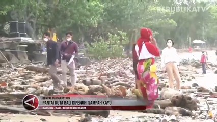 Cuaca Ekstrem, Pantai Kuta Bali Dipenuhi Sampah Kayu