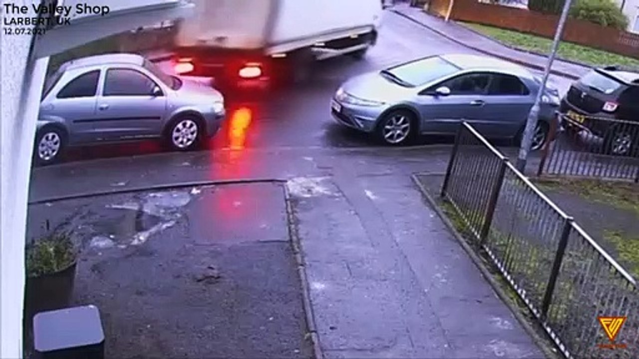 Black Ice Car Accidents 12.07.2021 — LARBERT, UK
