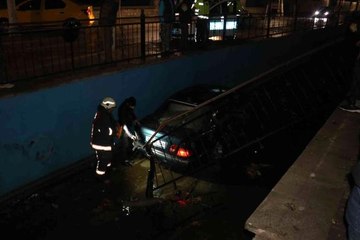 Ağacı yerinden söküp kanala uçtu