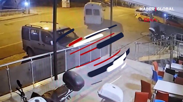 Freni boşalan minibüs iş yerine daldı! Korku dolu anlar kamerada
