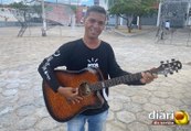 Ex-gari que se tornou entregador delivery sonha em cantar nos palcos de Cajazeiras