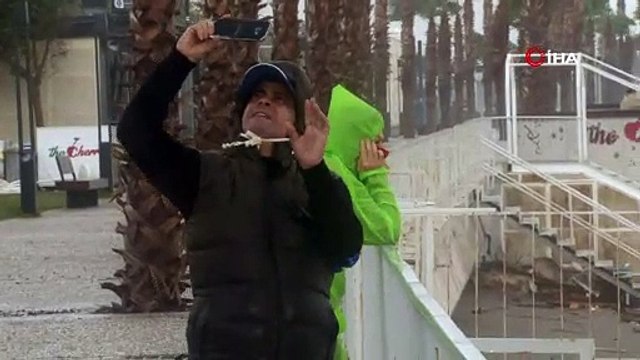 Antalya’da etkili olan şiddetli yağmur sonrasında dünyaca ünlü Konyaaltı sahilinde denizin rengi kahverengiye döndü.