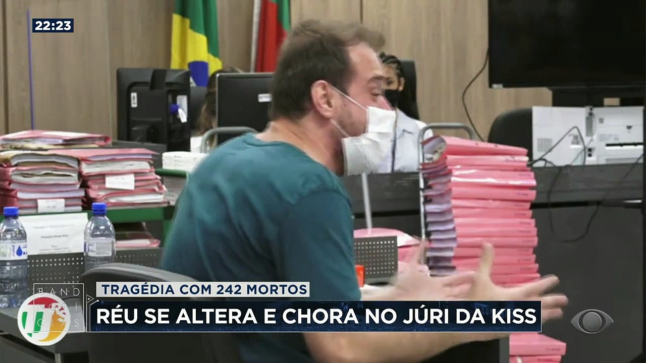 O júri da tragédia da boate Kiss entrou em uma nova fase hoje. Os réus pela morte de 242 pessoas começaram a ser ouvidos.