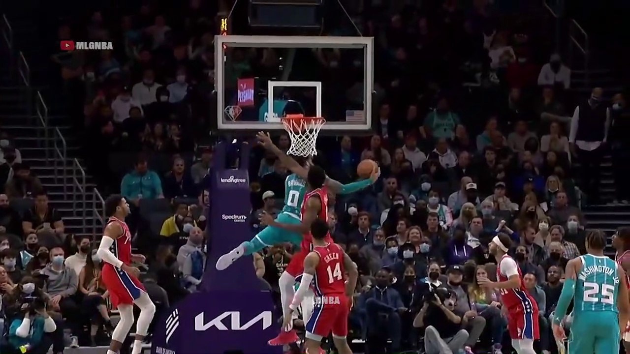 Miles Bridges so damn acrobatic 
