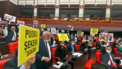HDP'li vekiller Bakan Soylu'yu "Suçişleri Bakanı" ve "Pudra Şekeri Bakanı" yazılı dövizlerle protesto etti