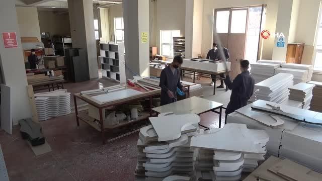 Amasya'da kütüphanesiz okulların masa ve kitaplıkları meslek lisesi öğrencilerinden