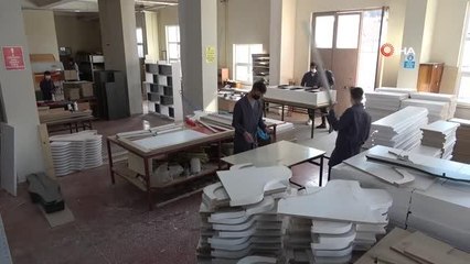 Amasya'da kütüphanesiz okulların masa ve kitaplıkları meslek lisesi öğrencilerinden