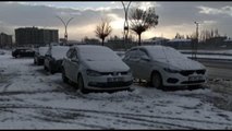 Yüksekova ilçesinde mevsimin ilk kar yağışı gerçekleşti