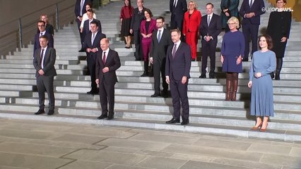 Новый канцлер ФРГ вышел на работу