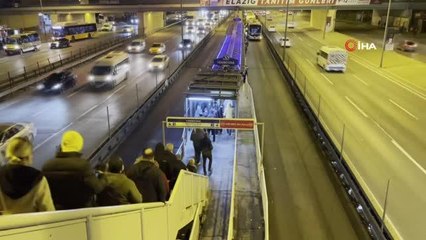 Yenibosna'da metrobüs arızalandı, vatandaşlar durağa yığıldı