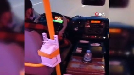Bursa'da pes dedirten görüntü! Minibüs şoförü seyir halindeyken maç izledi