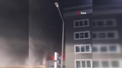 Tuzla'da fabrika deposu alev alev yandı